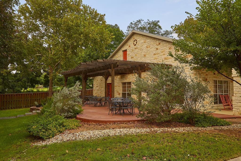 Fredericksburg Inn And Suites Exterior photo